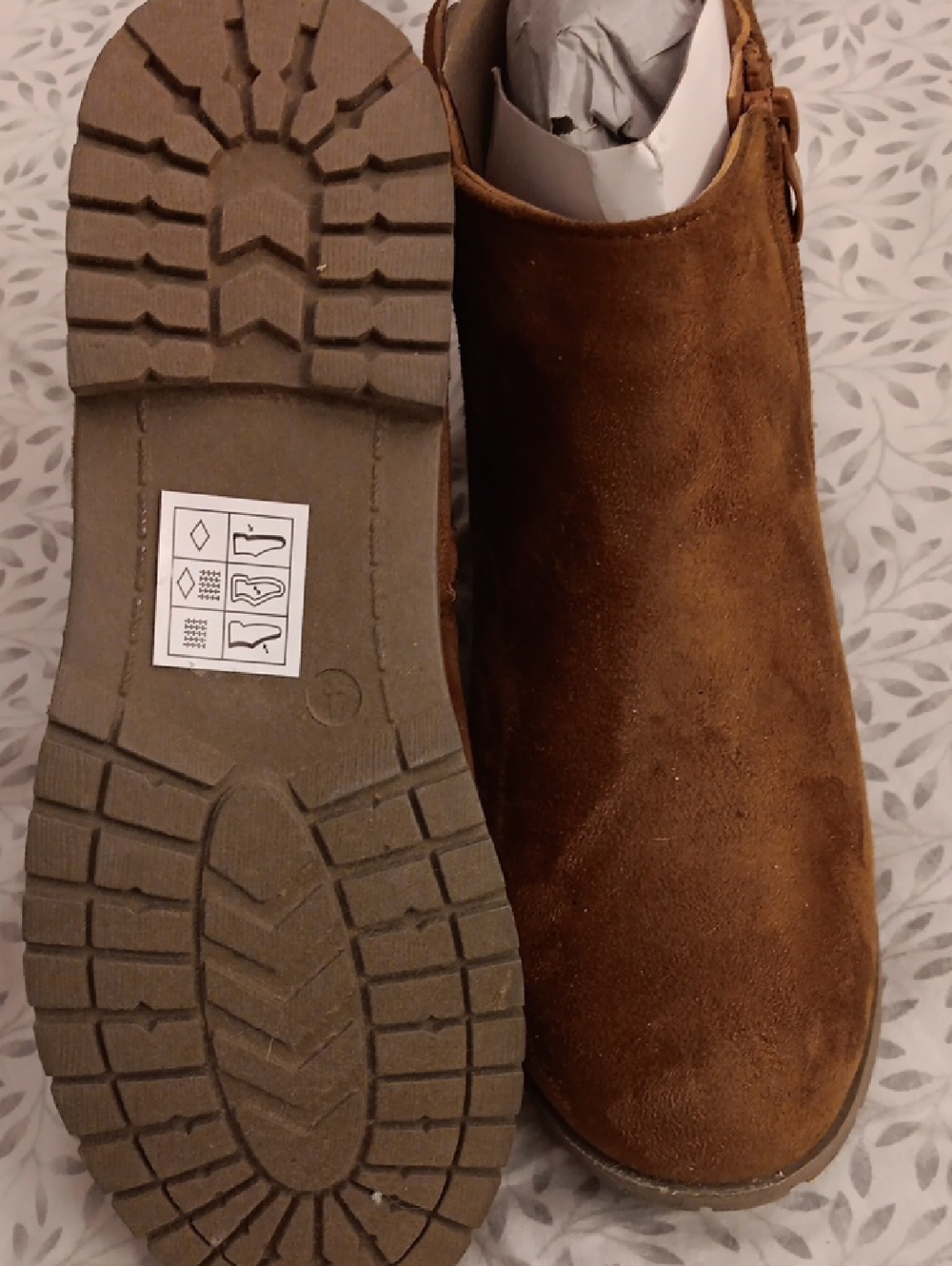 NWT- Girls Charles David Brown Suede Ankle Boots. Size 4 - Picture 4 of 4